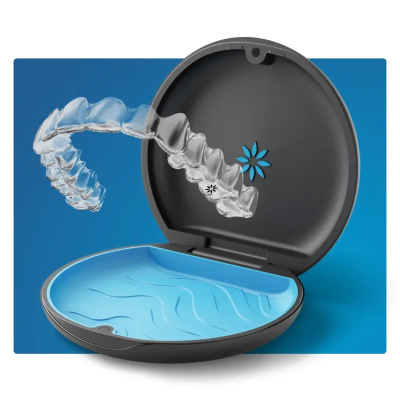 Alineadores Invisalign y estuche de guardado